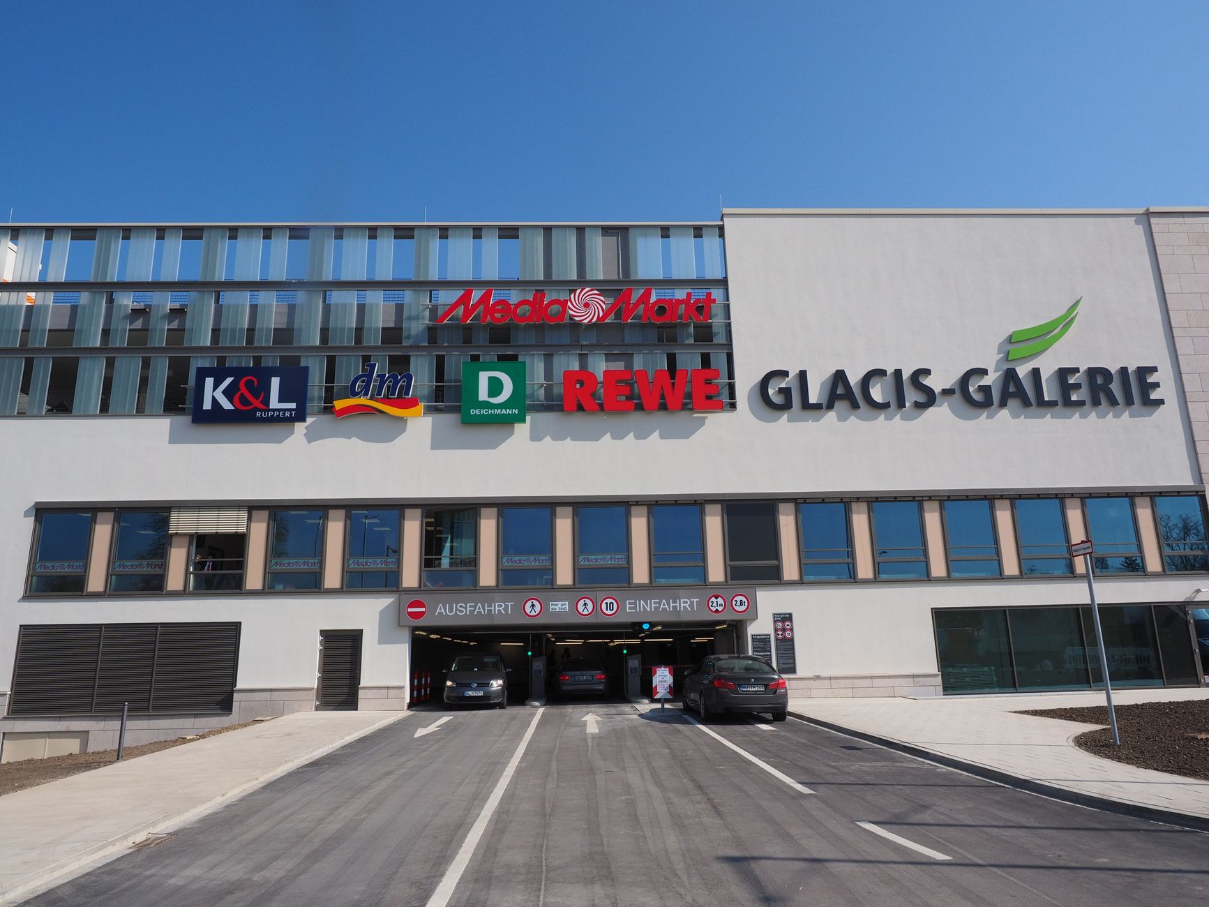 Agression au sabre sur un parking de Bagatelle