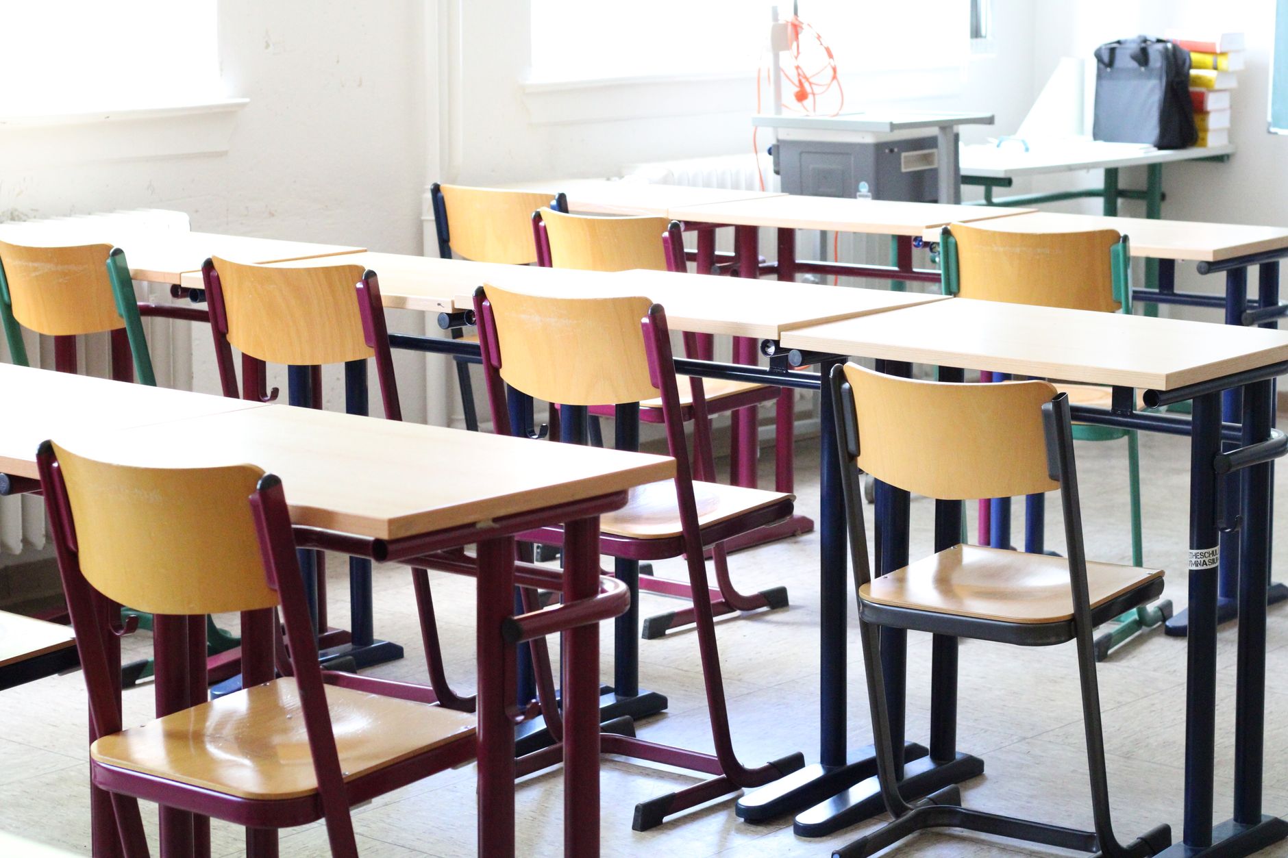 Réactions à l&rsquo;interdiction des téléphones portables dans les écoles