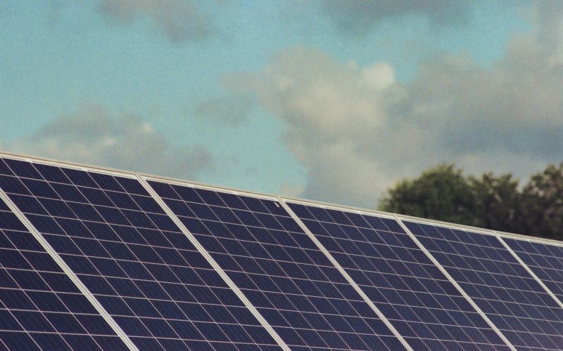 Le CEB soutient l&rsquo;accès à l&rsquo;énergie solaire pour les ménages vulnérables