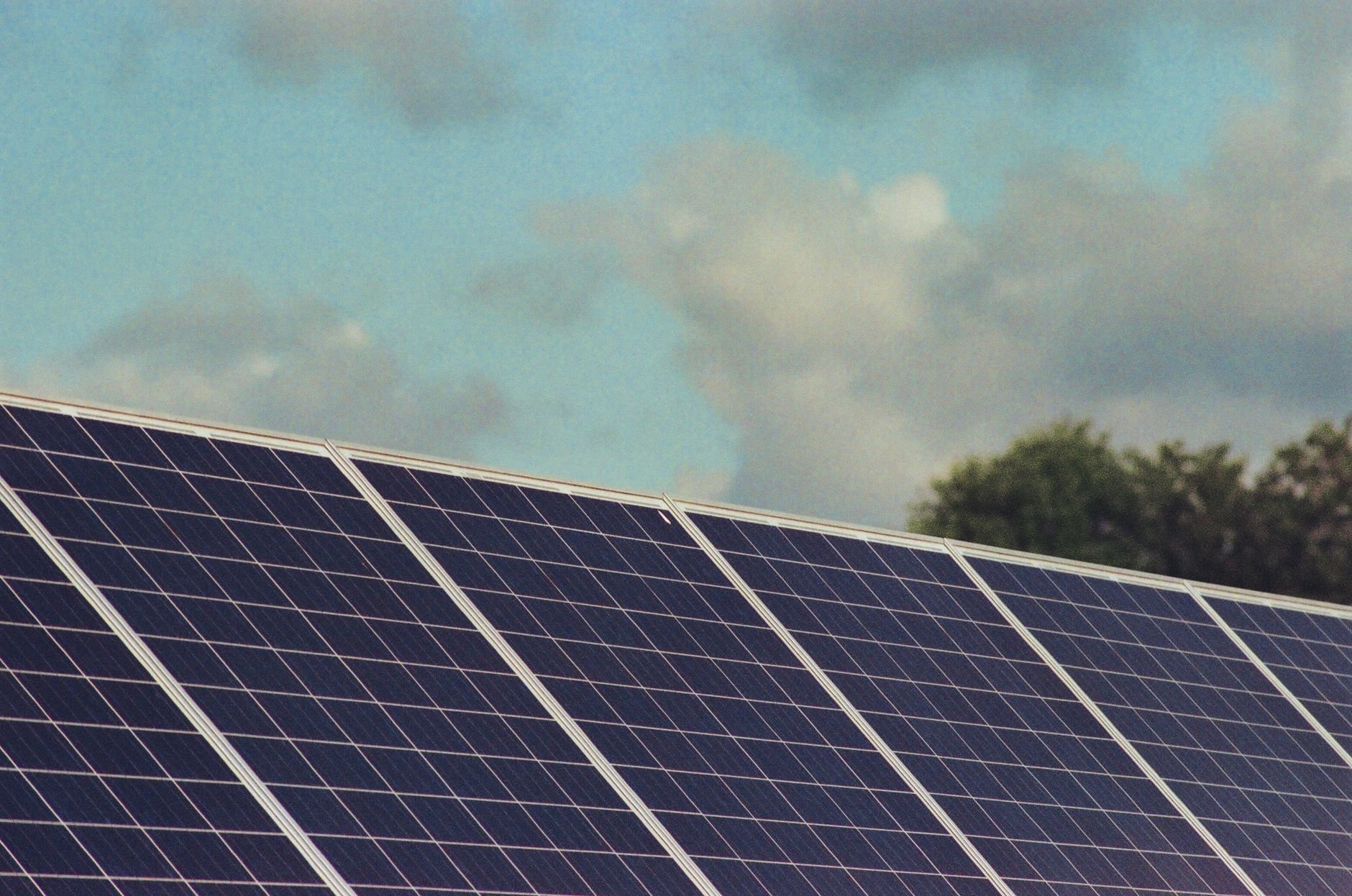Le CEB soutient l&rsquo;accès à l&rsquo;énergie solaire pour les ménages vulnérables